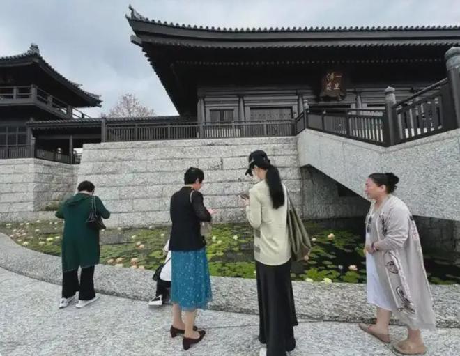 衫裙好温柔范妈打扮时髦比她还抢眼开元棋牌范冰冰携母香港拜观音穿开(图4)