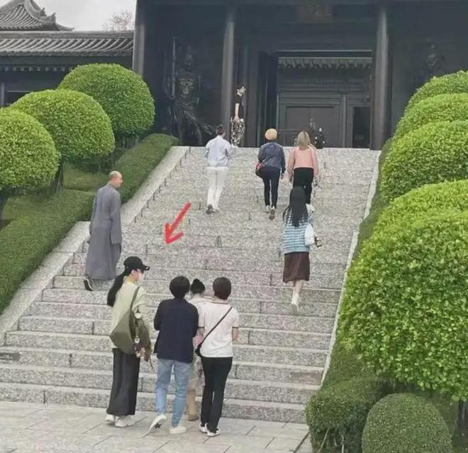 衫裙好温柔范妈打扮时髦比她还抢眼开元棋牌范冰冰携母香港拜观音穿开(图5)